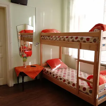 Play Hostel
